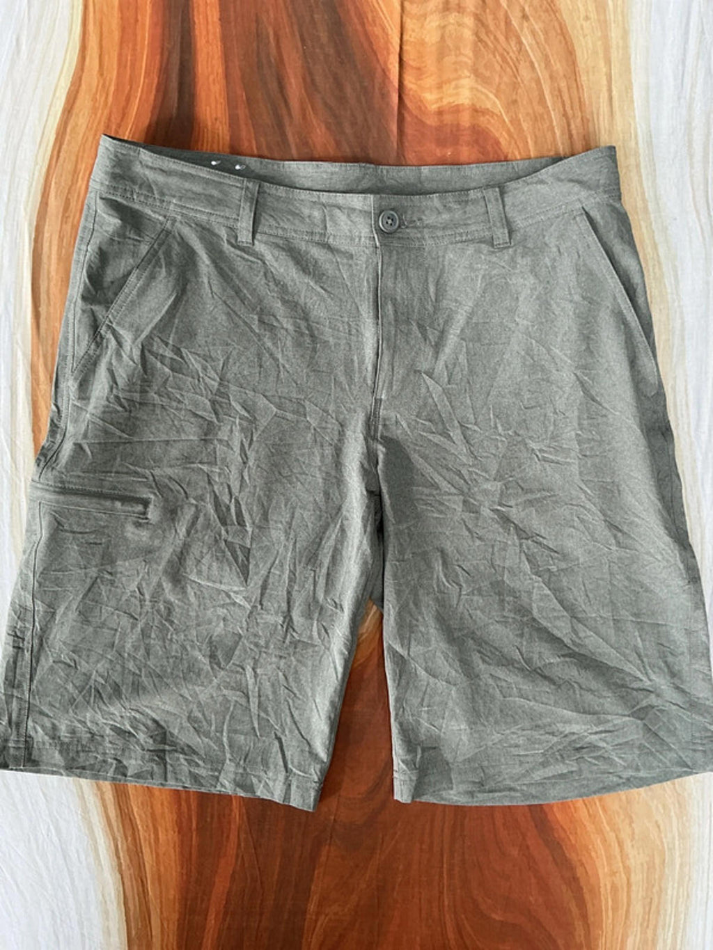 Columbia Men's Cargo Shorts Omni Shield Tech 12 inch Leg Gray Khaki Very Good