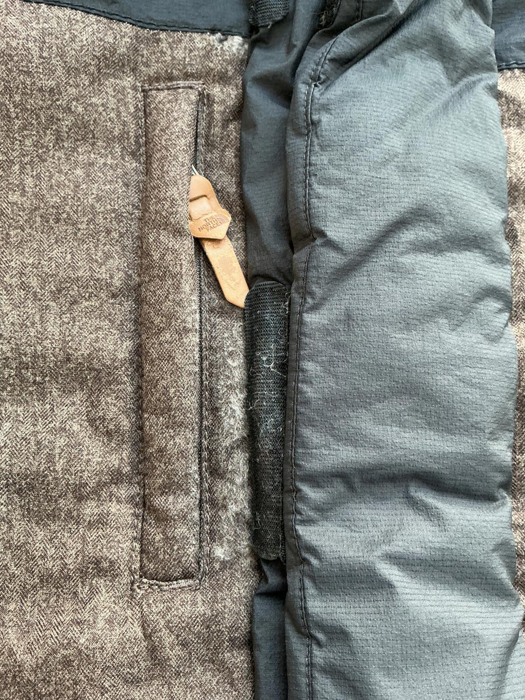 The North Face Men's Puffer Jacket Hooded Insulated Size M Grey Brown Very Good