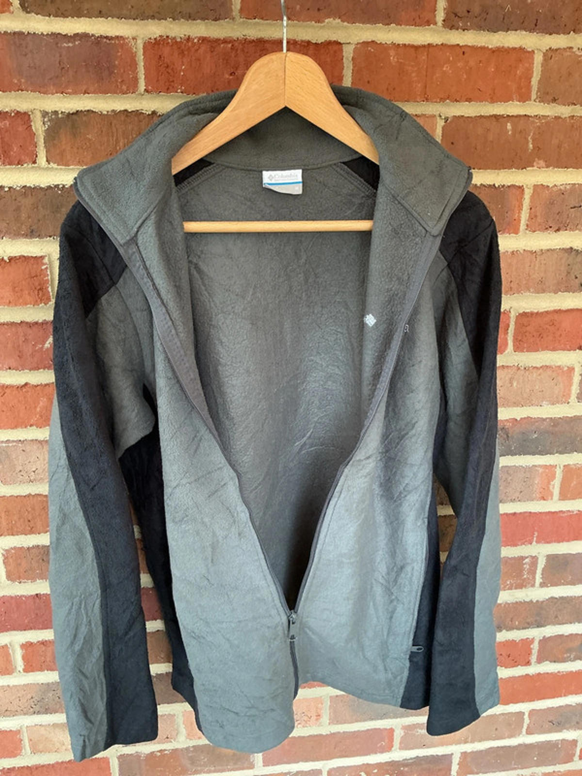 Columbia Grey and Black Fleece Jacket Size M Outdoor Casual Warm Layer