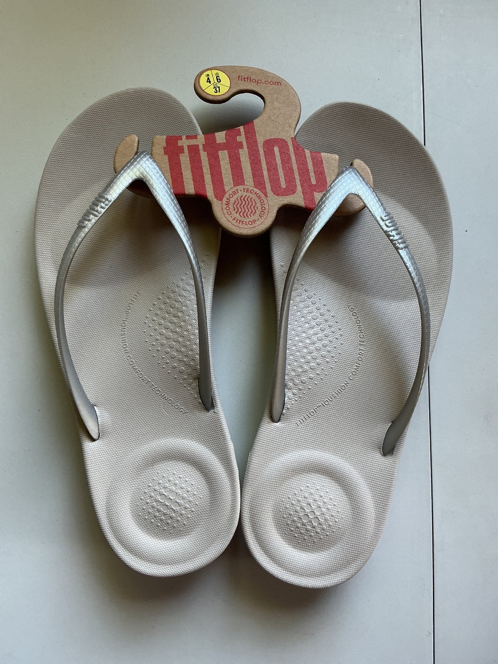 FitFlop Iqushion Ergonomic Flip-Flops Silver UK 4 EU 37 Comfortable Sandals