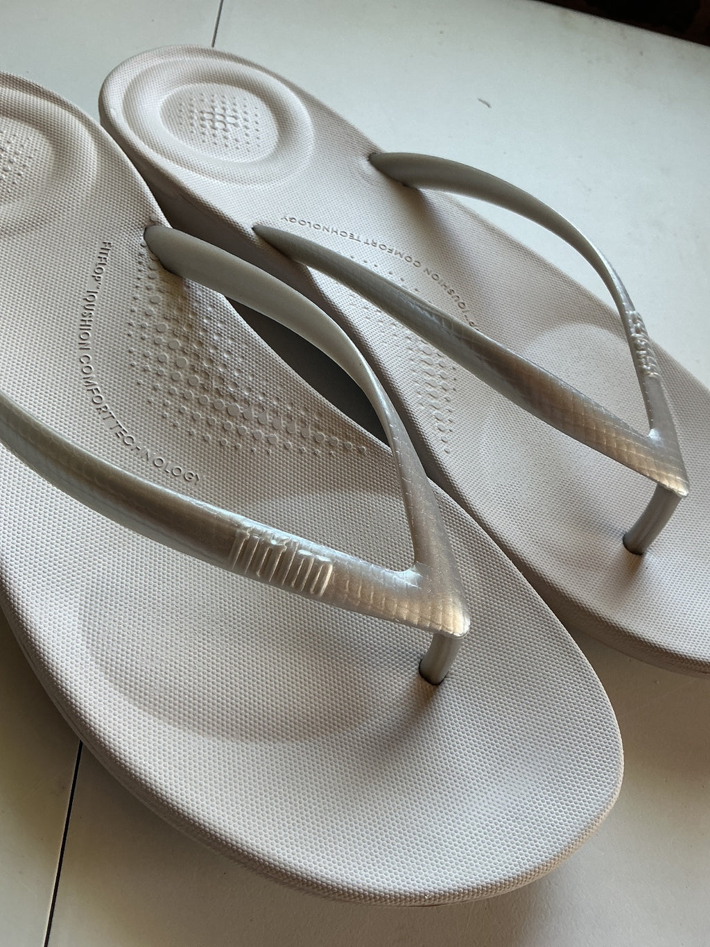 FitFlop Silver Cushion Ergonomic Flip Flops UK Size 6 Comfortable Sandals