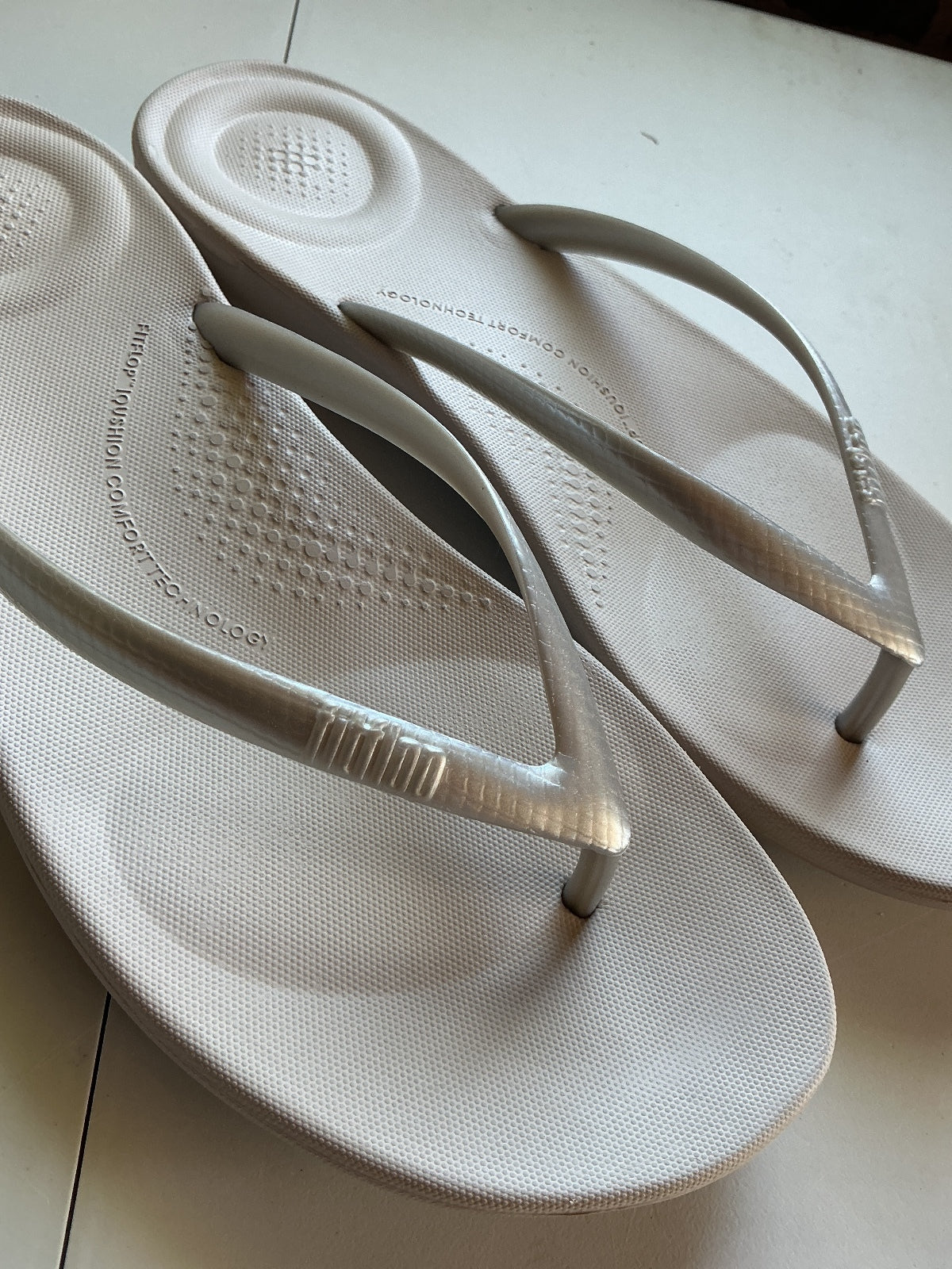 FitFlop Silver Cushion Ergonomic Flip Flops UK Size 6 Comfortable Sandals