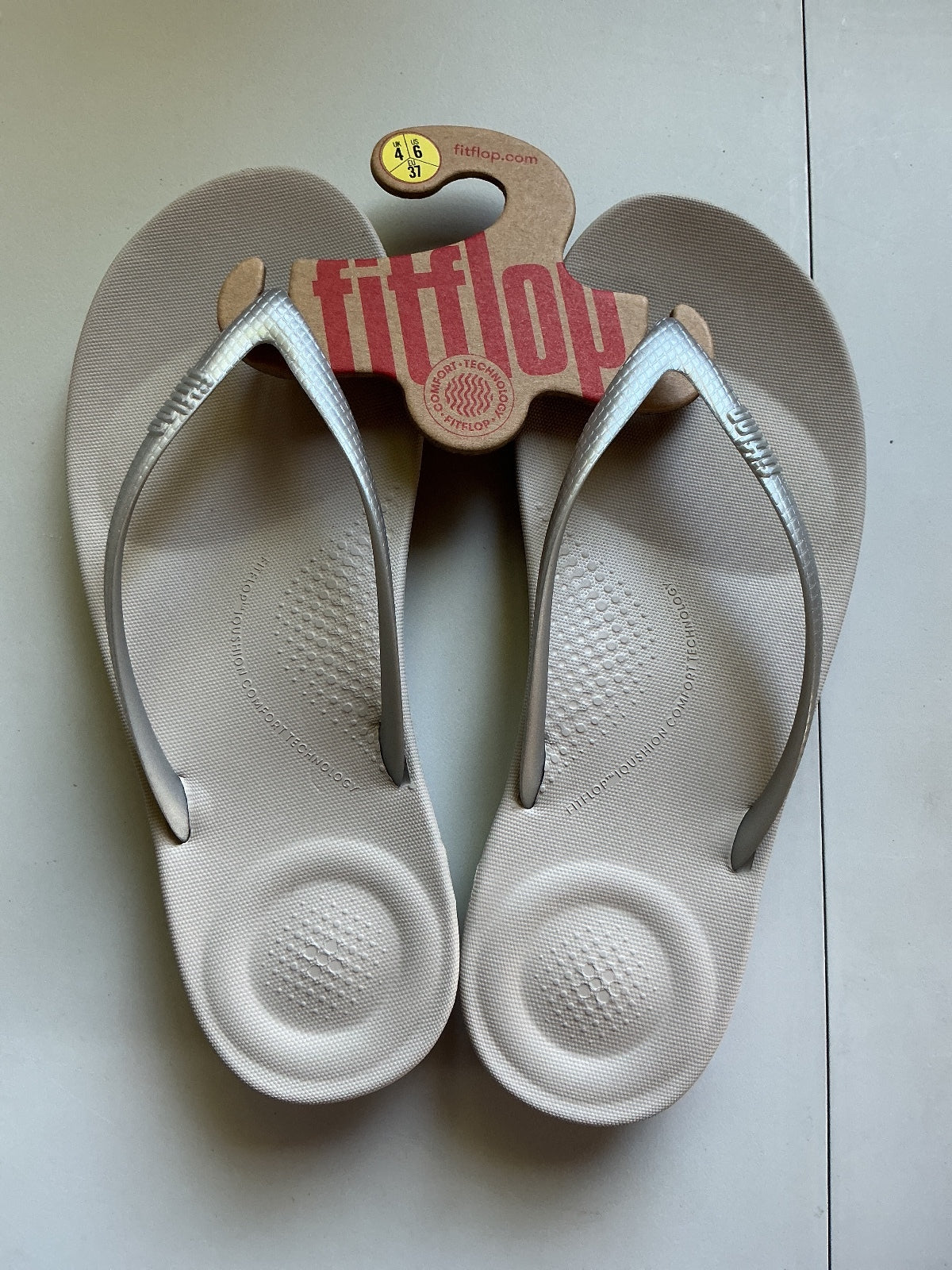 FitFlop Iqushion Ergonomic Flip-Flops Silver UK 4 EU 37 Comfortable Sandals