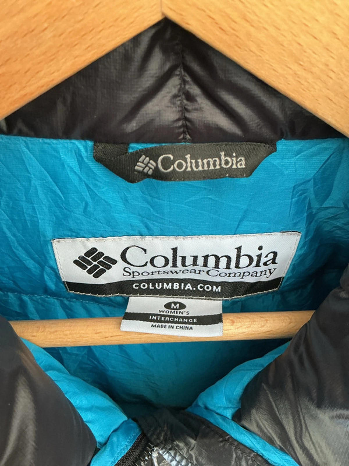 Columbia Women's Black Puffer Jacket Medium Lightweight Warm Outerwear