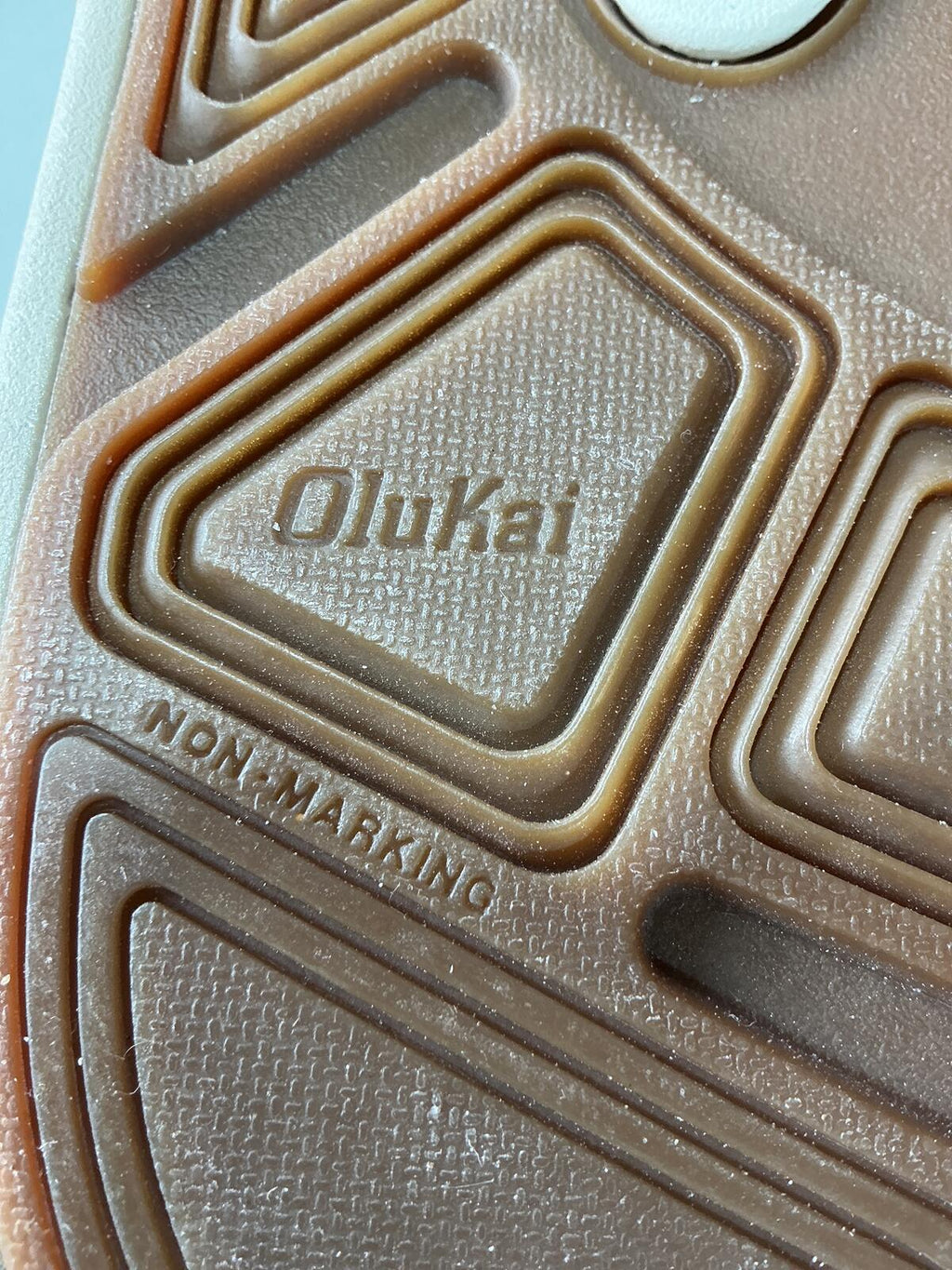OluKai Moku Pae Men's Summer Vented Size 11.5 Comfortable Island Salt/Koi Shoes